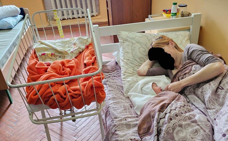 Bilde av nyfødt barn med barnemor på Ukrainsk sykehus