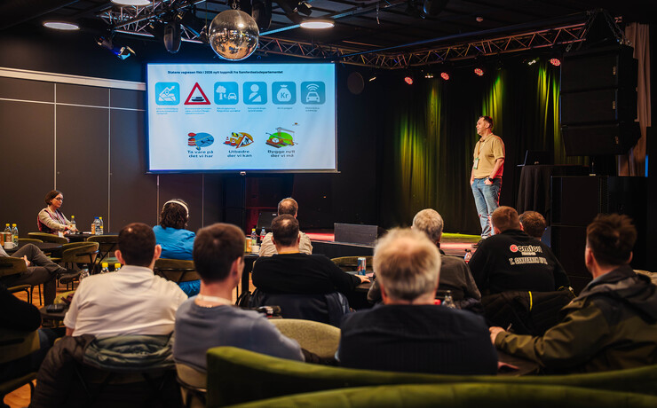 Mårten Mathisen Pedersen presenterer samarbeid i anleggsbransjen. Fotograf: Nico Rantala